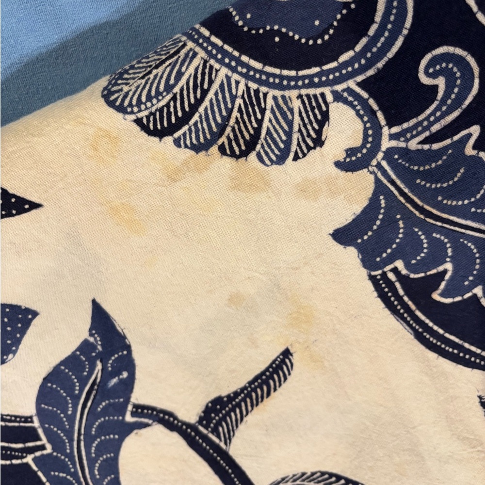 Blue and White Tablecloth - intricate design - Picture 10 of 10